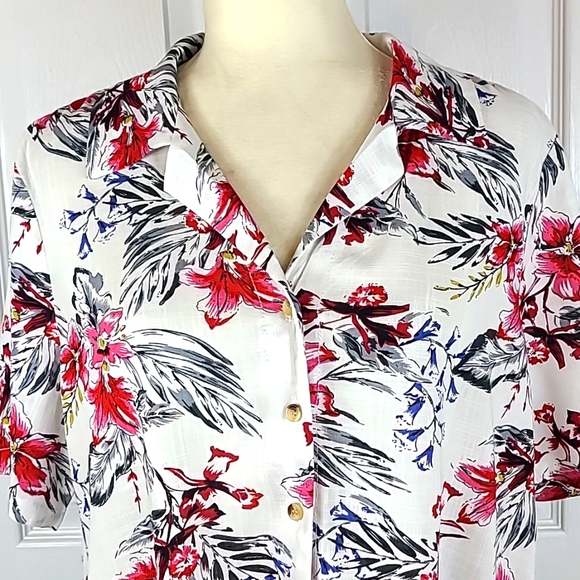 April Kiss Cropped Tie Front Blouse - Picture 2 of 10